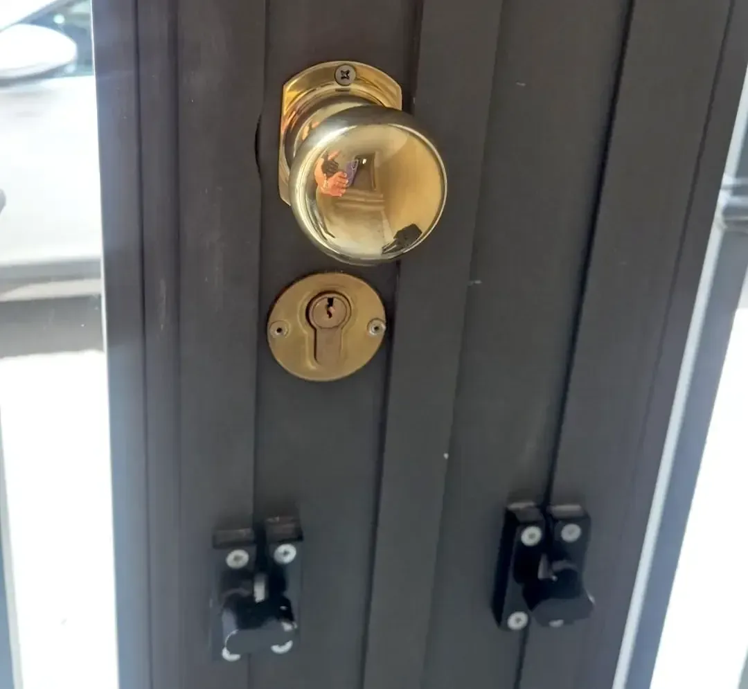 Cerradura y cerrojos de una puerta de entrada en Argüelles