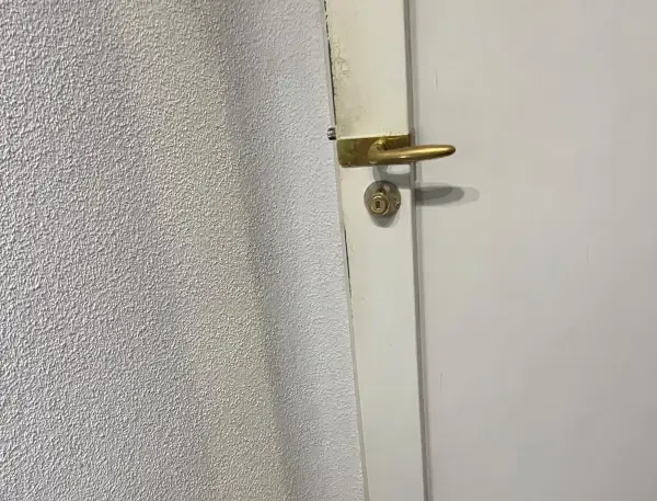 Manilla y cerradura en una puerta blanca lista para cambiar