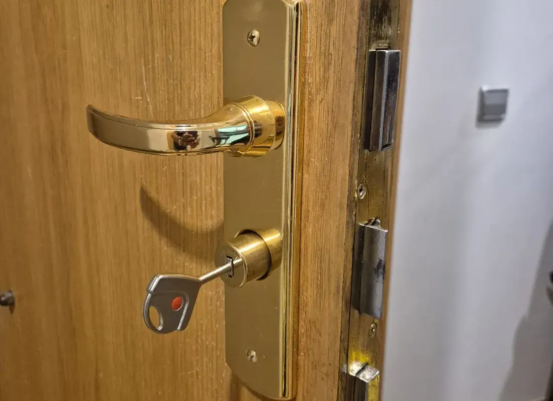 Llave insertada en una cerradura durante un cambio de cerradura en Argüelles