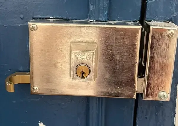 Cerrojo de seguridad Yale instalado en una puerta de Argüelles